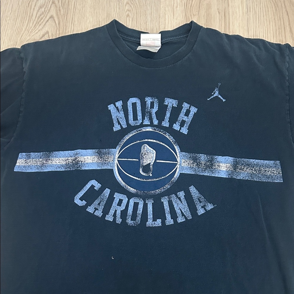 Y2K Jordan Navy University of North Carolina Graphic basketball Tee size XL - Picture 3 of 7